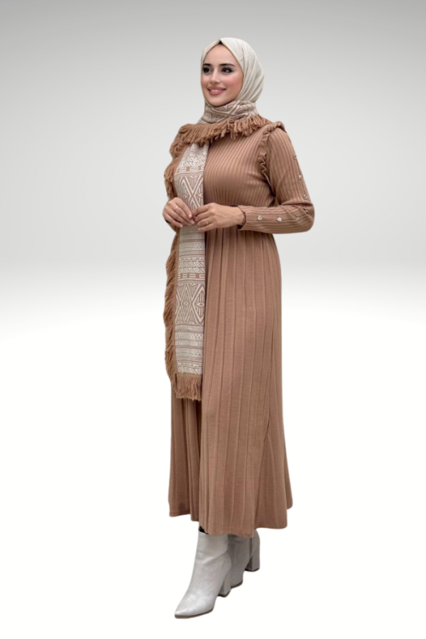 Kolları Metal Zımba Detay Omuz Kısımları Fırfırlı Yarım Boğaz Kendinden Şerit Görünümlü Triko Elbise 22204 Taba - 6