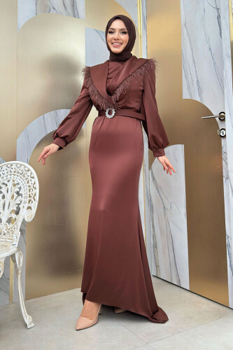 Tüylü Kuyruklu Kemer Aksesuarlı Saten Abiye Elbise 3869 Kahverengi - Bym Fashion (1)