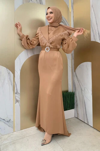 Tüylü Kuyruklu Kemer Aksesuarlı Saten Abiye Elbise 3869 Vizon - Bym Fashion (1)
