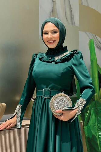 Fırfırlı Taş Detaylı Kemer Aksesuarlı Saten Abiye Elbise 1155 Zümrüt - Bym Fashion (1)