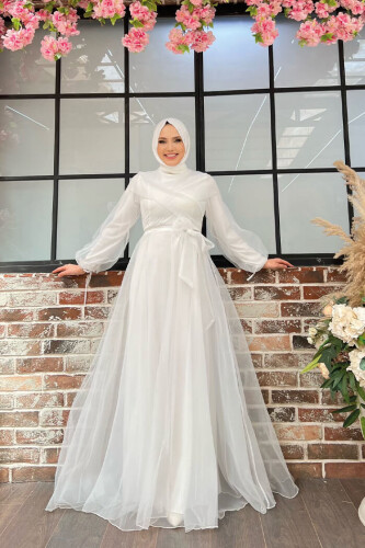 فستان سهرة بتفاصيل شريطية على الكتف وربطة خصر من التول 3964 إكرو - Bym Fashion