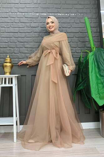 فستان سهرة بتفاصيل شريطية على الكتف وربطة خصر من التول 3964 مينك - Bym Fashion (1)