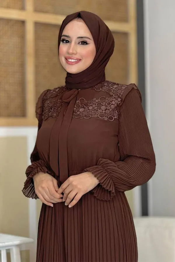 Piliseli Omuz Kısmı Dantel Görünümlü Yaka Detay Elbise 3726 Kahverengi - 4